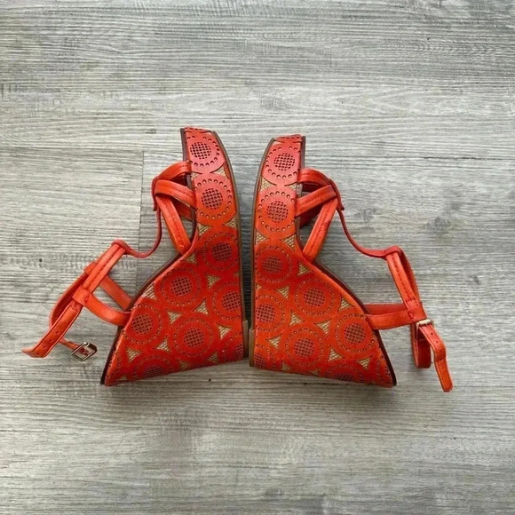 Tory Burch Ida Cutout Wedge Orange
Leather Sandals Size 7.5 comfy - Picture 3 of 9